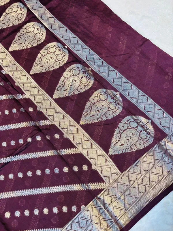 banarasi_cotton_saree_with_classic_banarasi_pallu_and_blousre._With_single_colour