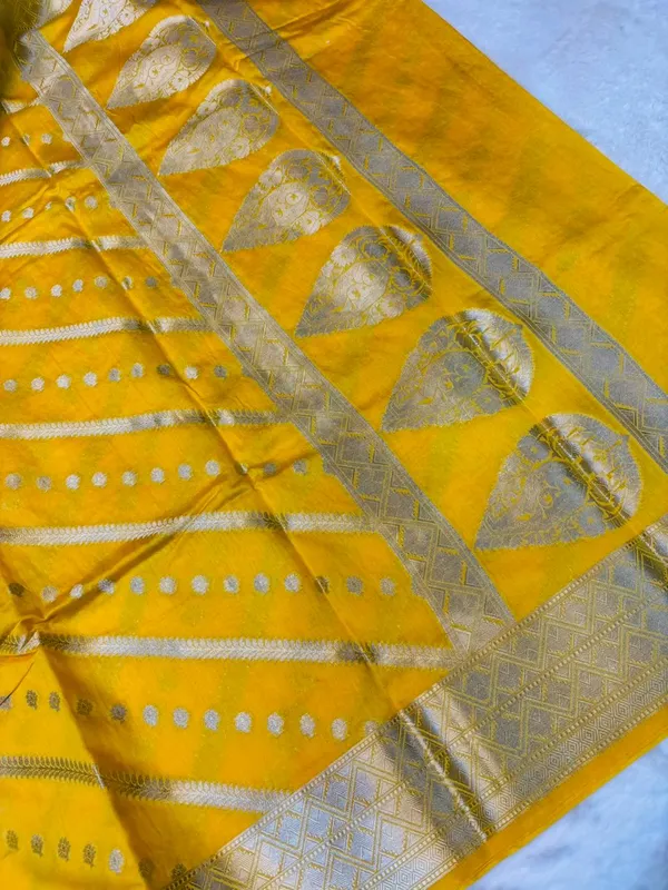 banarasi_cotton_saree_with_classic_banarasi_pallu_and_blousre._With_single_colour