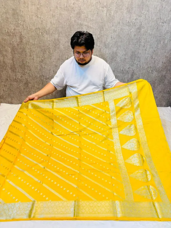 banarasi_cotton_saree_with_classic_banarasi_pallu_and_blousre._With_single_colour