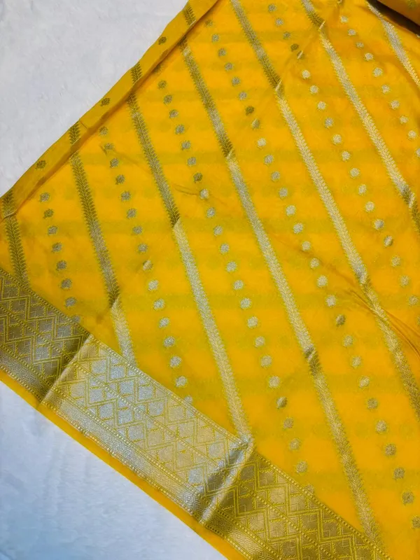 banarasi_cotton_saree_with_classic_banarasi_pallu_and_blousre._With_single_colour