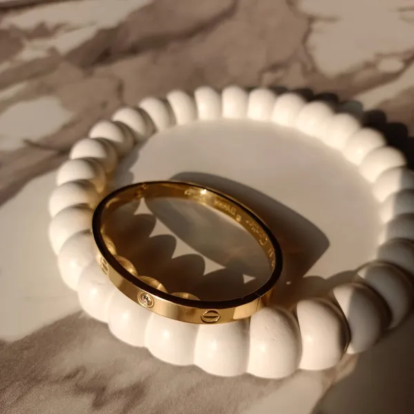 Golden_Stainless_Steel_Elegant_Wrist_Bracelet_For_Women