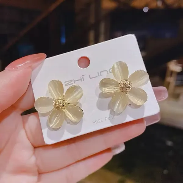 Elegant_Floral_Stud_Earrings
