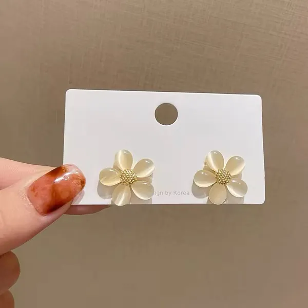 Elegant_Floral_Stud_Earrings