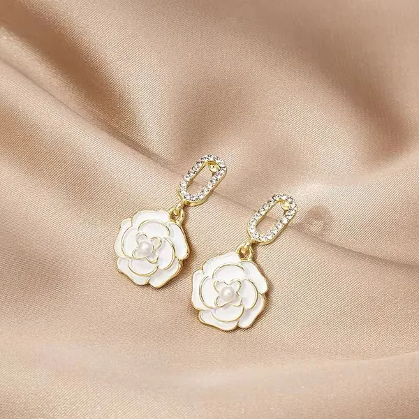 Elegant_Floral_Stud_Earrings