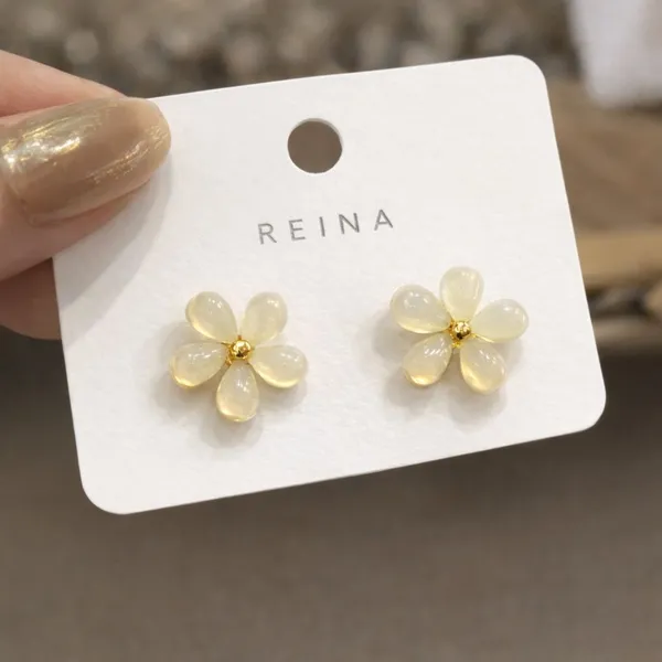 Elegant_Floral_Stud_Earrings