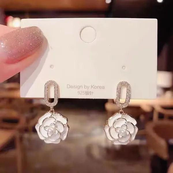 Elegant_Floral_Stud_Earrings