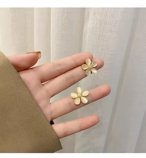 Elegant_Floral_Stud_Earrings