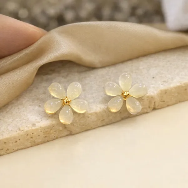 Elegant_Floral_Stud_Earrings
