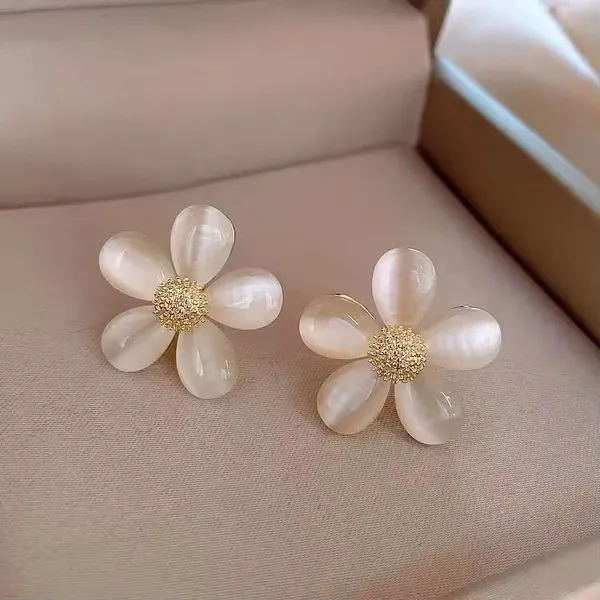 Elegant_Floral_Stud_Earrings