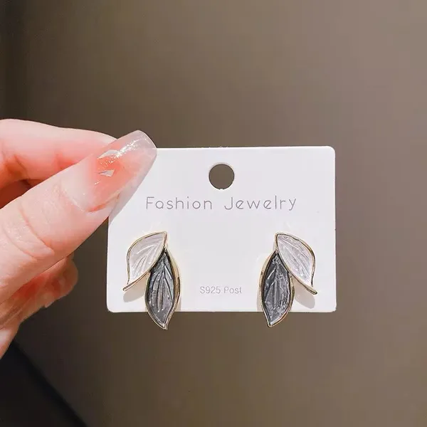Elegant_Leaf_Petal_Stud_Earrings
