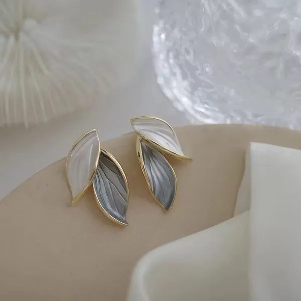 Elegant_Leaf_Petal_Stud_Earrings