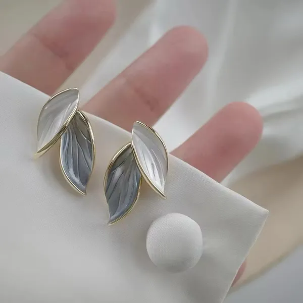 Elegant_Leaf_Petal_Stud_Earrings