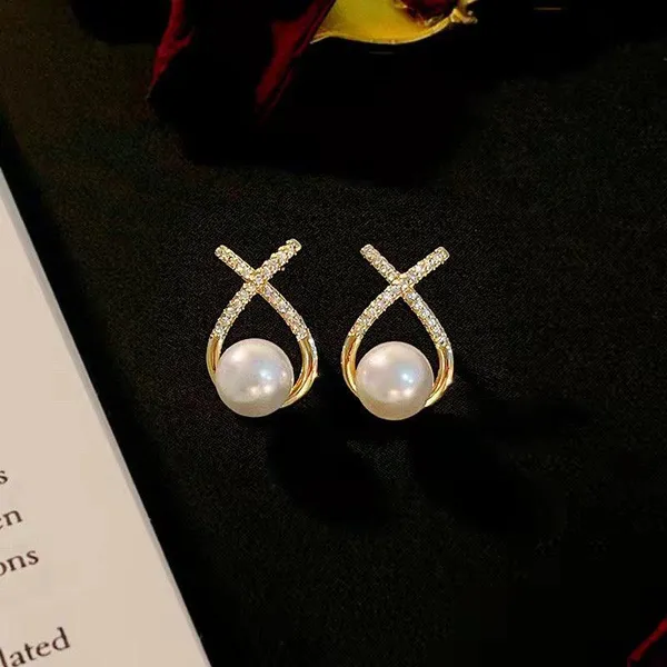 Elegant_pearl_and_crystal_designer_earrings
