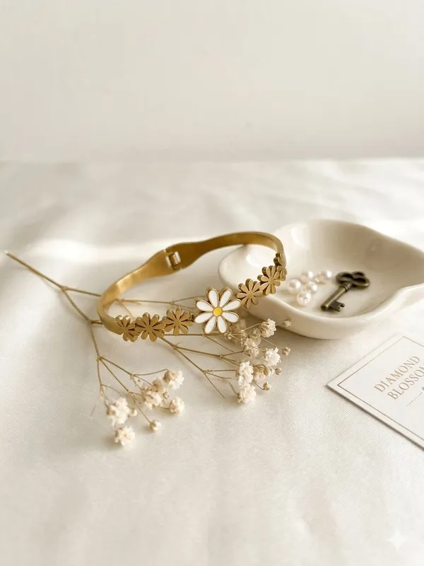 Gold-Toned_Daisy_Flower_Bracelet_for_Women
