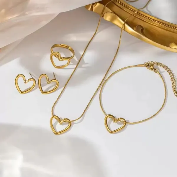 Golden_Heart_Charm_Bracelet