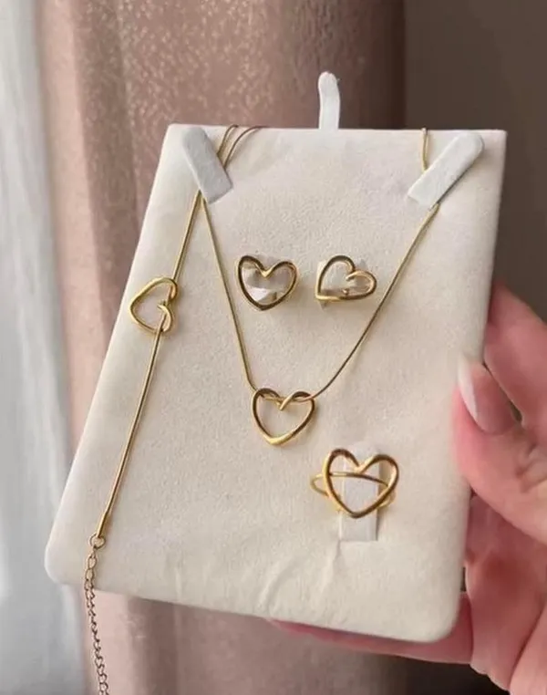 Golden_Heart_Charm_Bracelet