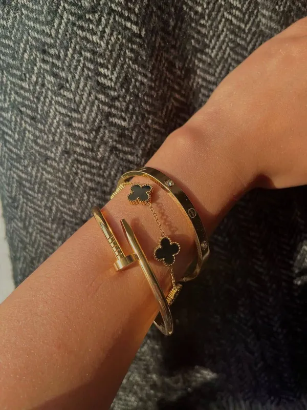 Luxury_Clove_Charm_Bracelet_&_Bangle_Set_for_Women