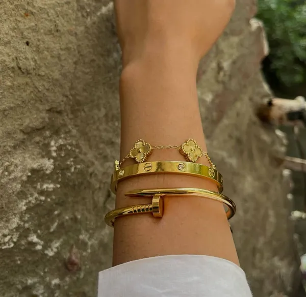 Luxury_Clove_Charm_Bracelet_&_Bangle_Set_for_Women