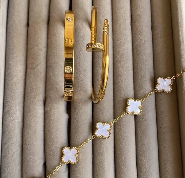 Luxury_Clove_Charm_Bracelet_&_Bangle_Set_for_Women