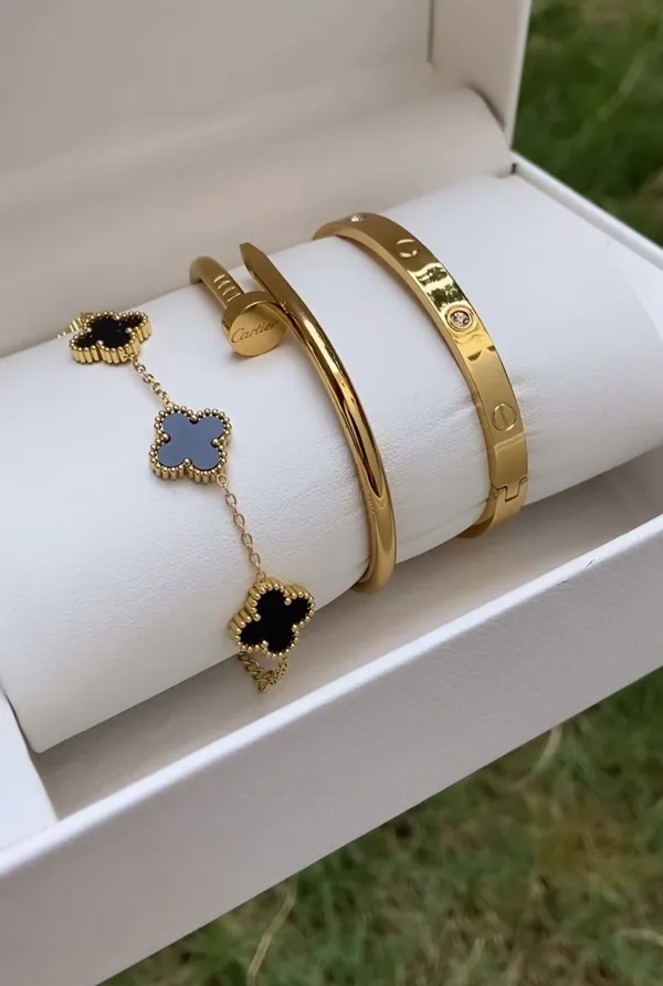 Luxury_Clove_Charm_Bracelet_&_Bangle_Set_for_Women
