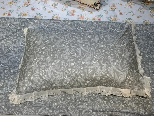 Petals_Ruffled_Bed_Sheet_Set