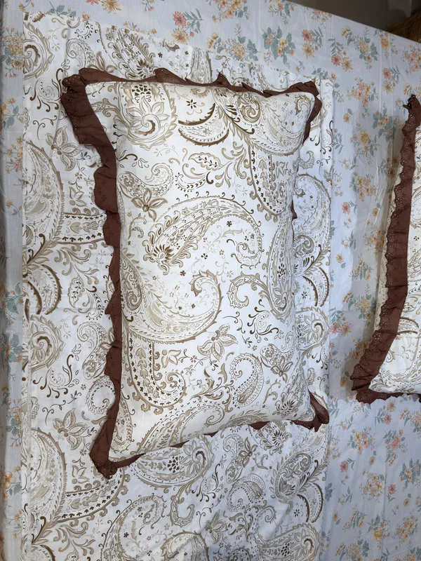 Petals_Ruffled_Bed_Sheet_Set