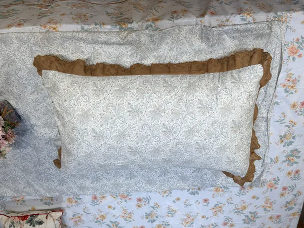 Petals_Ruffled_Bed_Sheet_Set