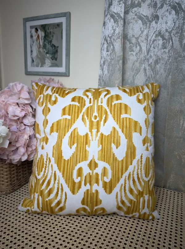 Embroidered_Cushions