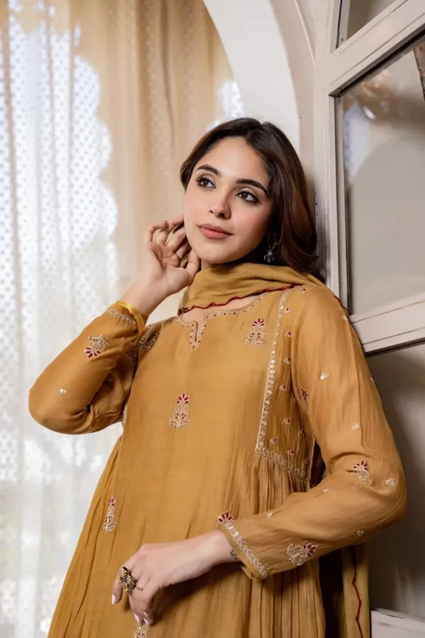 Floral_Embroidered_Chanderi_Silk_Kurta_Trouser_&_Dupatta_Set