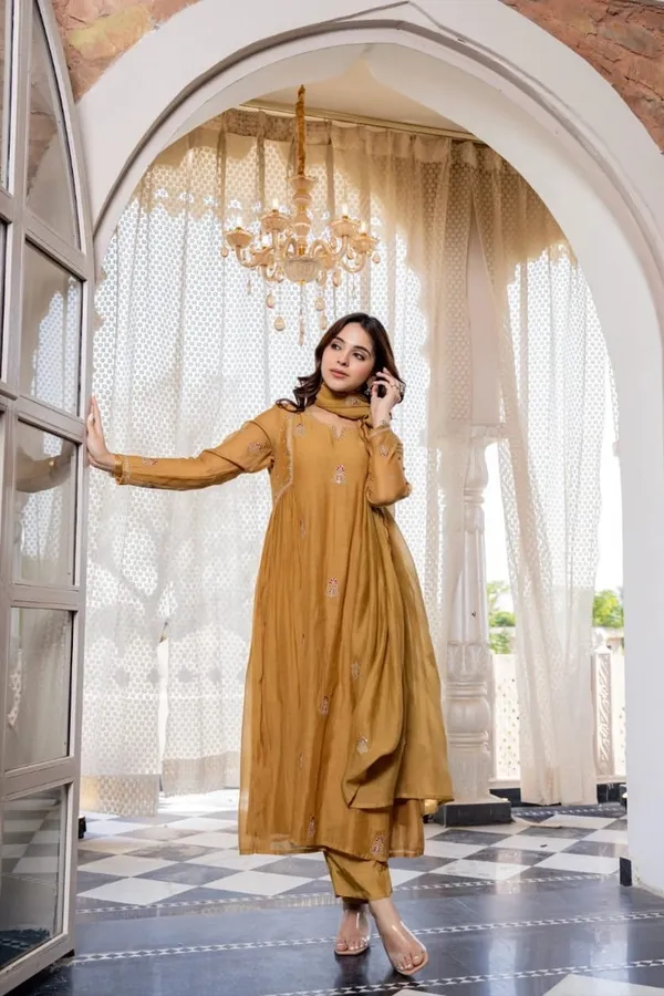 Floral_Embroidered_Chanderi_Silk_Kurta_Trouser_&_Dupatta_Set