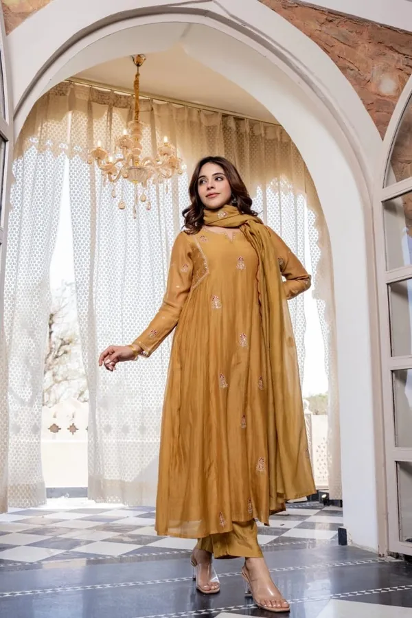 Floral_Embroidered_Chanderi_Silk_Kurta_Trouser_&_Dupatta_Set