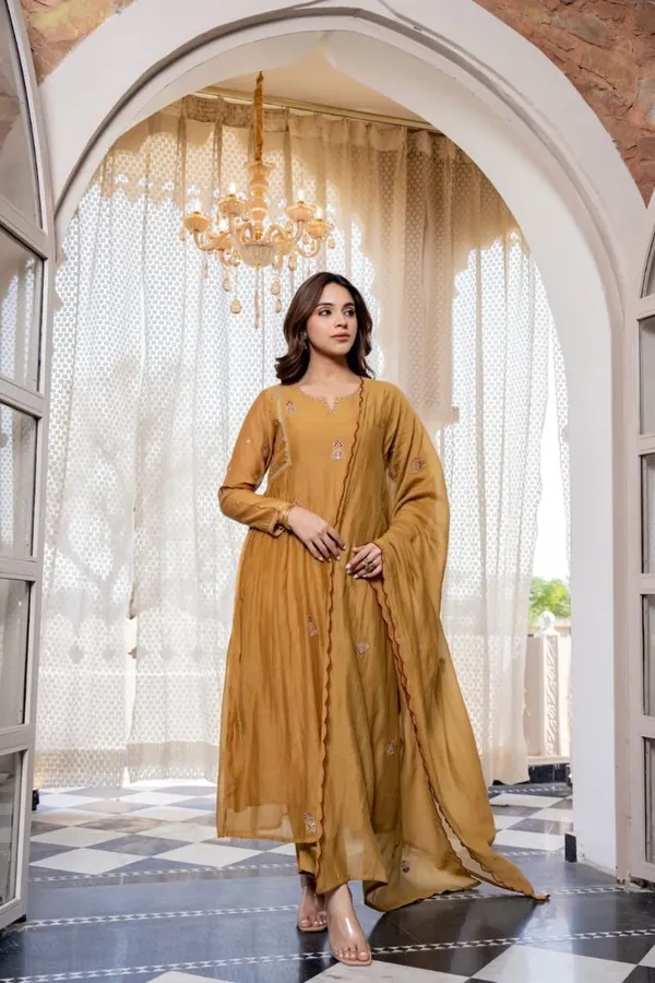 Floral_Embroidered_Chanderi_Silk_Kurta_Trouser_&_Dupatta_Set