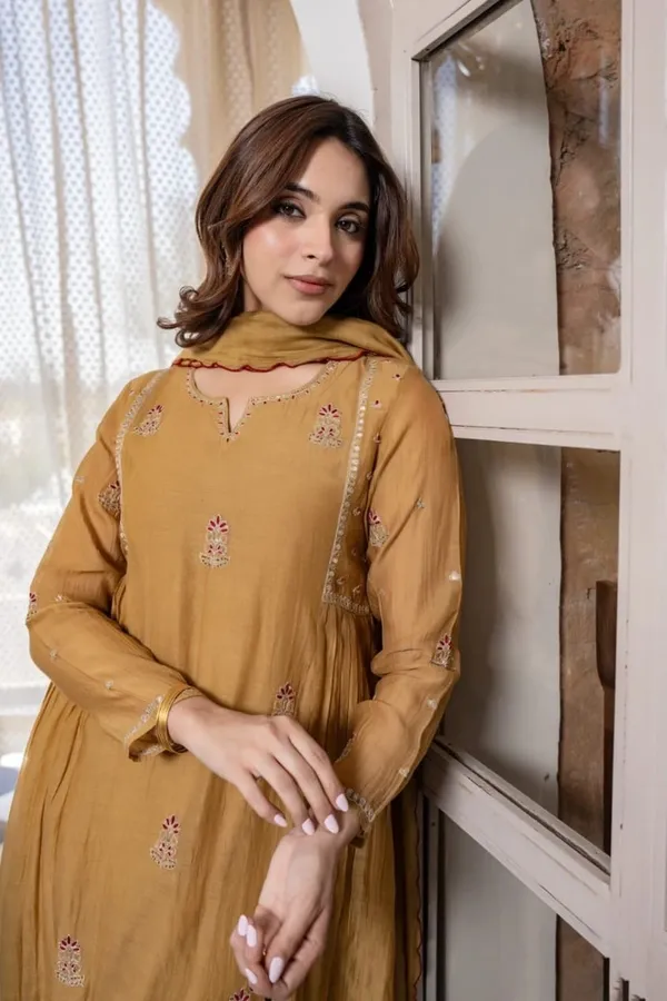 Floral_Embroidered_Chanderi_Silk_Kurta_Trouser_&_Dupatta_Set