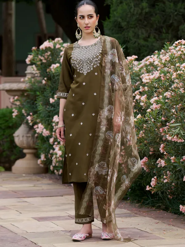 Floral_Embroidered_Viscose_Rayon_Round_Neck_Kurta_Trouser_&_Dupatta_Set