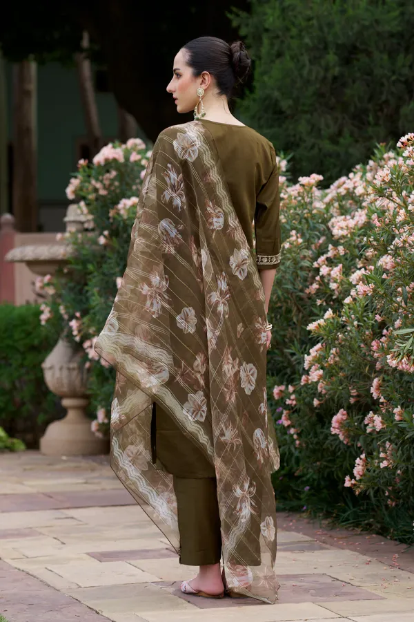 Floral_Embroidered_Viscose_Rayon_Round_Neck_Kurta_Trouser_&_Dupatta_Set