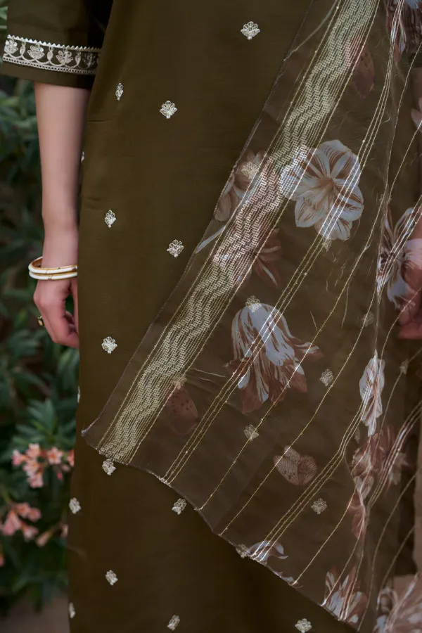 Floral_Embroidered_Viscose_Rayon_Round_Neck_Kurta_Trouser_&_Dupatta_Set