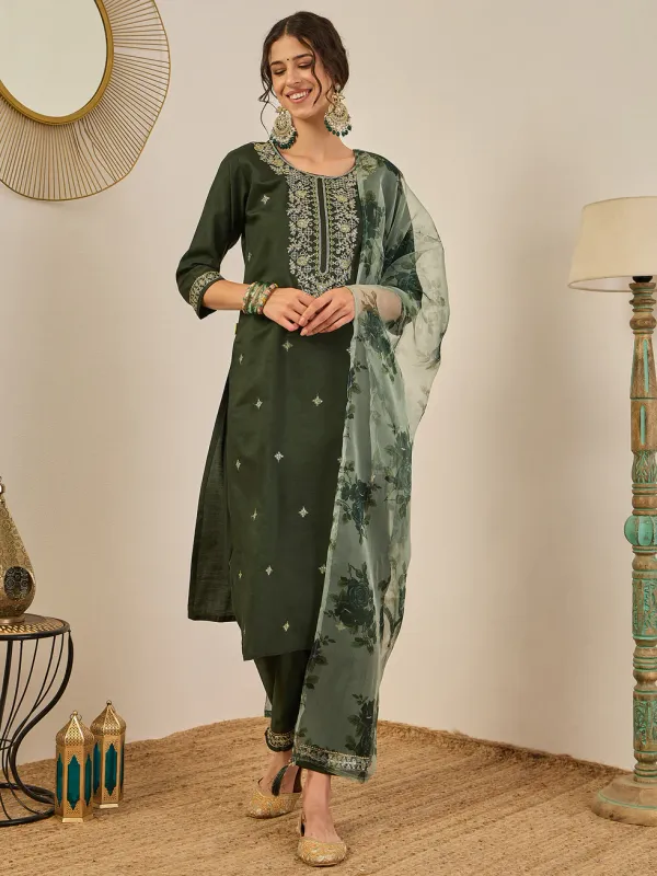 Floral_Embroidered_Viscose_Rayon_Round_Neck_Kurta_Trouser_&_Dupatta