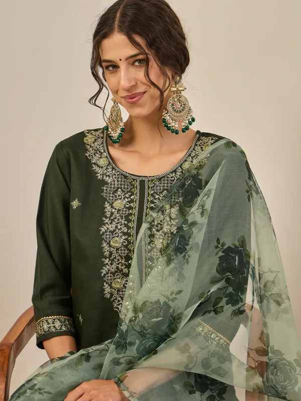 Floral_Embroidered_Viscose_Rayon_Round_Neck_Kurta_Trouser_&_Dupatta