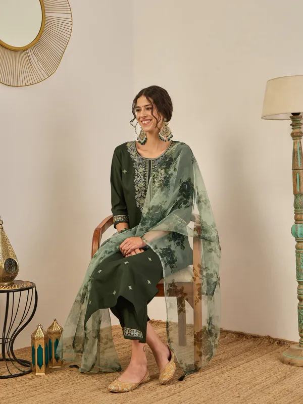 Floral_Embroidered_Viscose_Rayon_Round_Neck_Kurta_Trouser_&_Dupatta