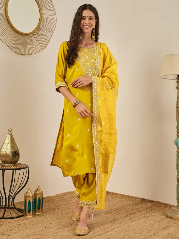 Floral_Embroidered_Silk_Blend_Round_Neck_Kurta_Trouser_&_Dupatta