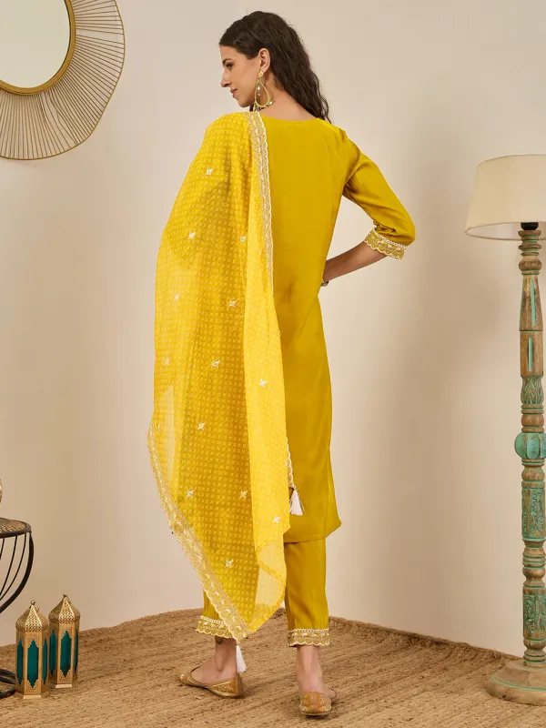 Floral_Embroidered_Silk_Blend_Round_Neck_Kurta_Trouser_&_Dupatta