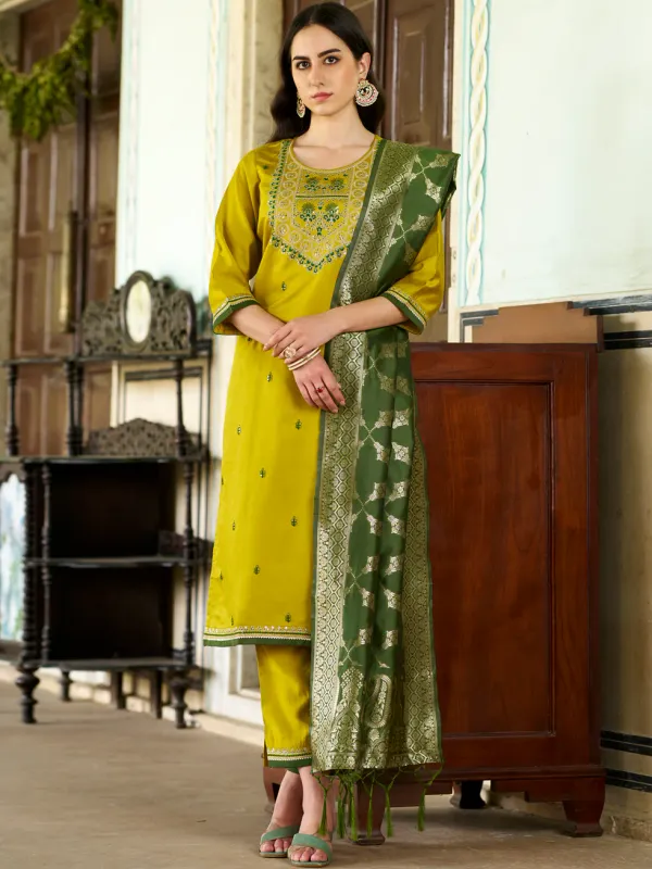 Floral_Embroidered_Viscose_Rayon_Round_Neck_Kurta_Trouser_&_Dupatta