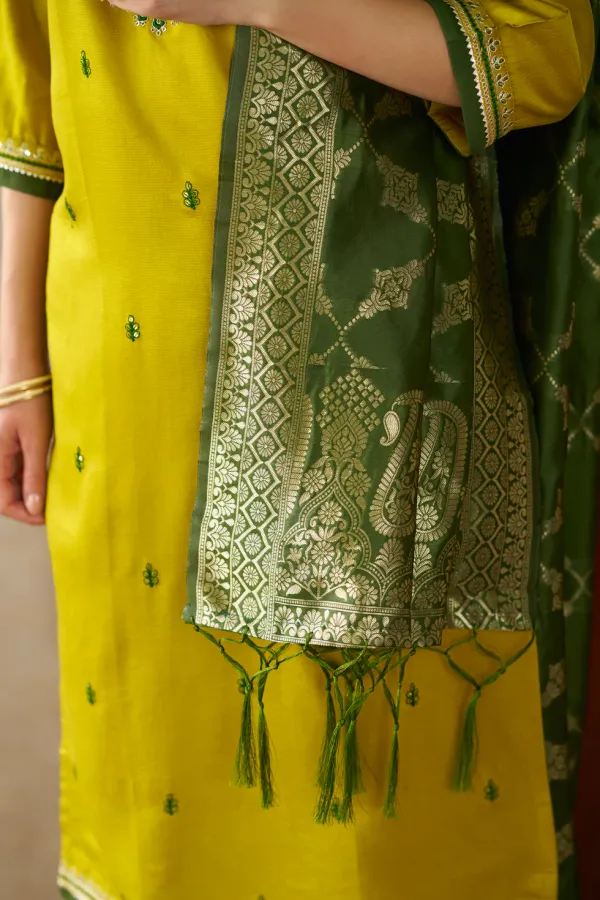 Floral_Embroidered_Viscose_Rayon_Round_Neck_Kurta_Trouser_&_Dupatta