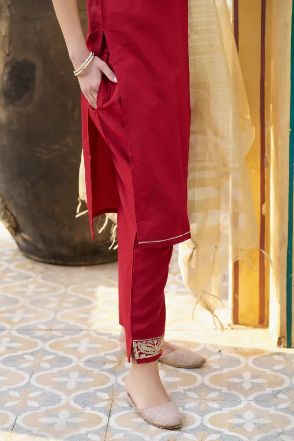 Floral_Embroidered_Viscose_Rayon_Round_Neck_Kurta_Trouser_&_Dupatta