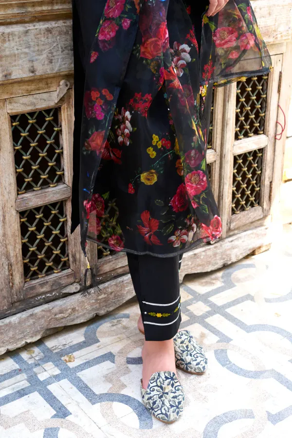 Floral_Embroidered_Viscose_Rayon_Round_Neck_Kurta_Trouser_&_Dupatta
