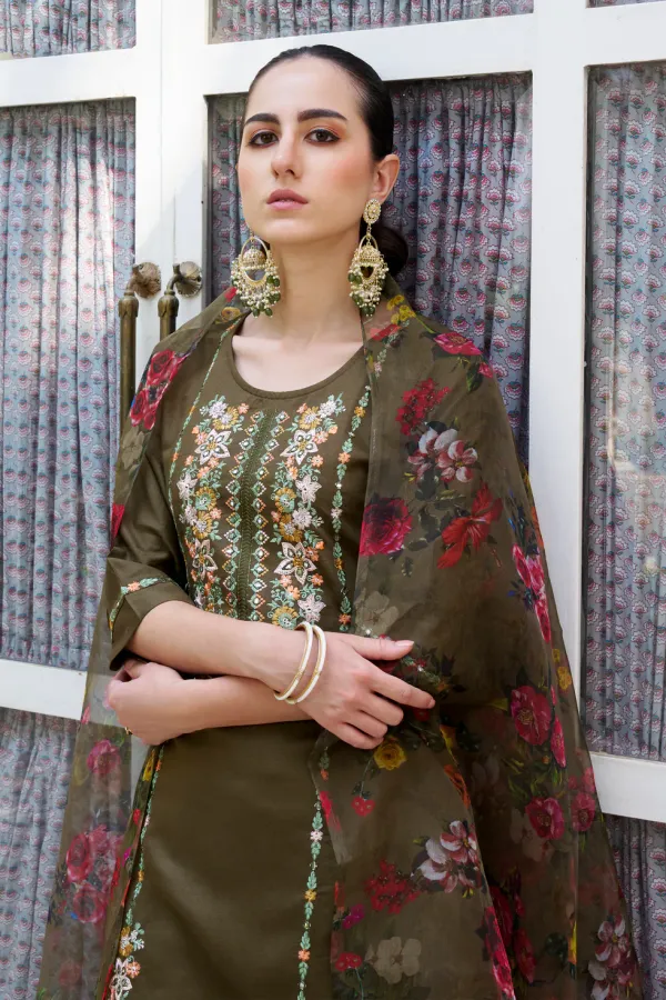 Floral_Embroidered_Viscose_Rayon_Round_Neck_Kurta_Trouser_&_Dupatta