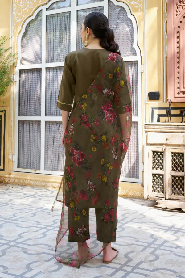 Floral_Embroidered_Viscose_Rayon_Round_Neck_Kurta_Trouser_&_Dupatta