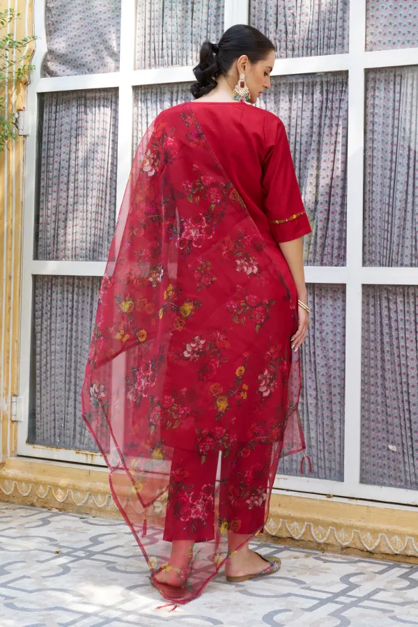 Floral_Embroidered_Viscose_Rayon_Round_Neck_Kurta_Trouser_&_Dupatta