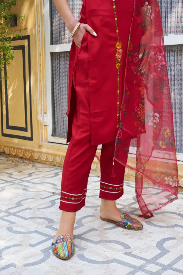 Floral_Embroidered_Viscose_Rayon_Round_Neck_Kurta_Trouser_&_Dupatta