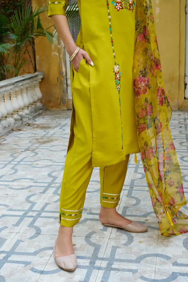 Floral_Embroidered_Viscose_Rayon_Round_Neck_Kurta_Trouser_&_Dupatta